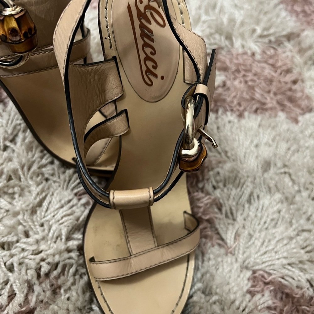 Gucci
Bamboo Accent Leather T-Strap Sandals size 7 - Picture 3 of 12